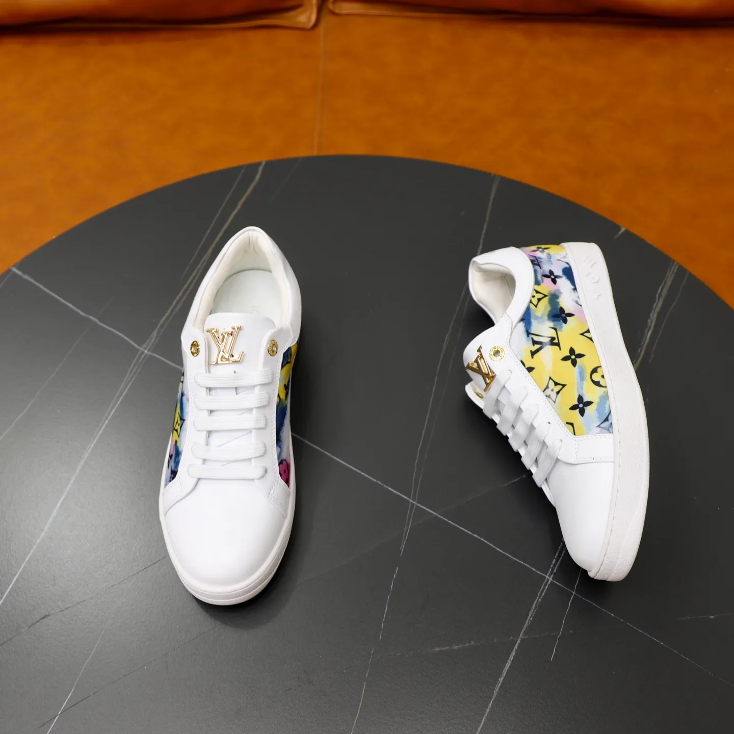 Ex-factory price: 400💰🙅‍♂️🙅‍♂️🙅‍♂️ Brand: LV Louis Vuitton Standard code: 38-44 (45 customized) Grade: Same as the official website Material: Original material splicing Comfortable and breathable lining Lightweight and wear-resistant sports outsole Style category: Men's fashionable casual shoes Running sneakers Distinguished luxury brand elements Top luxury Color: actual picture color